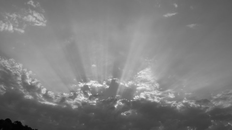 Licht über einer offenen Naturlandschaft als Sinnbild für die Leichtigkeit des Seins und das Wiedererkennen der eigenen Essenz