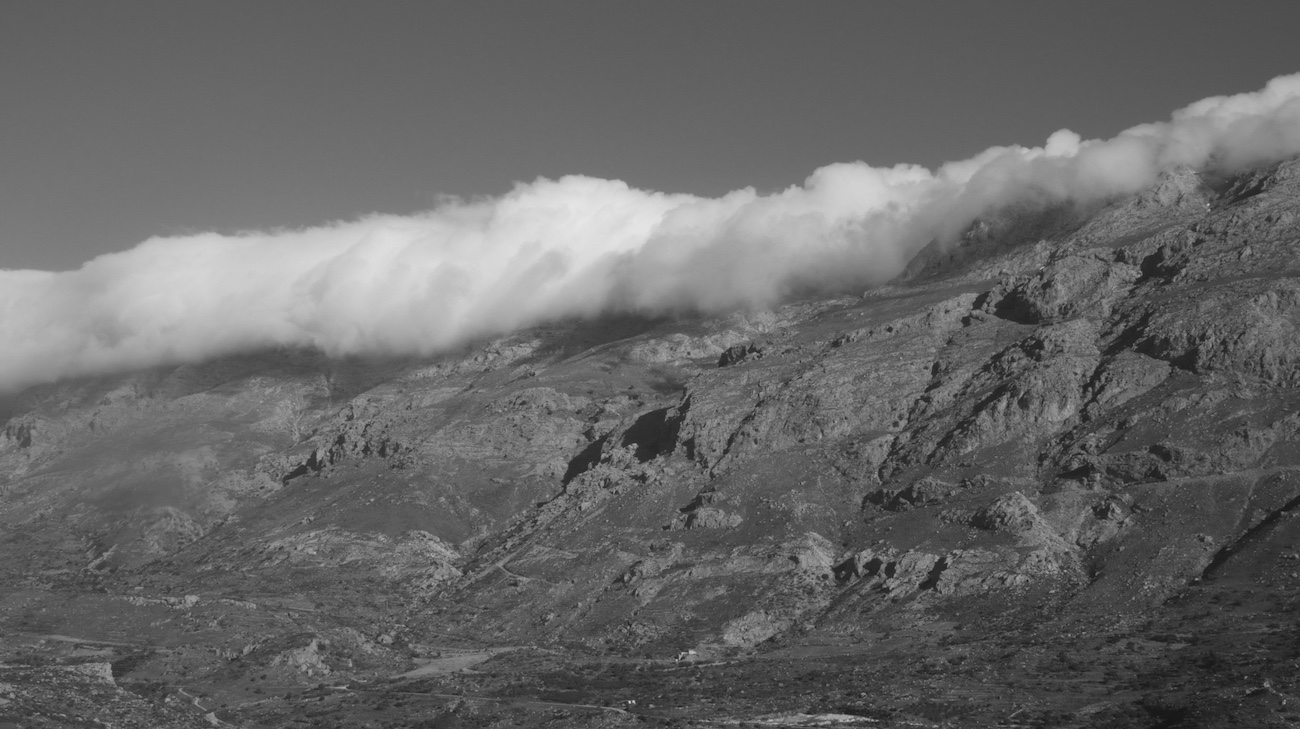 Wolkenband auf Felsen. sw